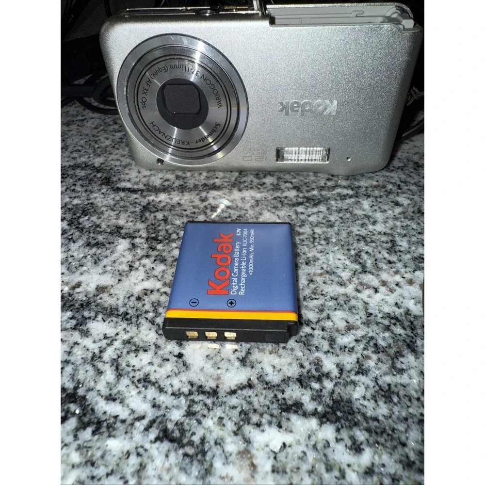 Kodak EasyShare V1233 12.0MP Digital Camera Silver Tested Charger transfer cable